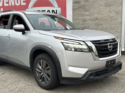 Used 2024 Nissan Pathfinder SV image 1