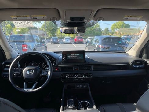 Used 2024 Honda Pilot Touring image 5