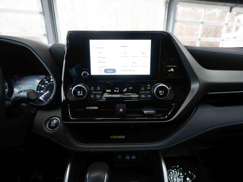 Used 2023 Toyota Highlander XLE image 17