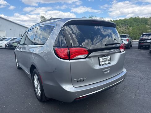 Used 2017 Chrysler Pacifica Touring-L FWD image 5