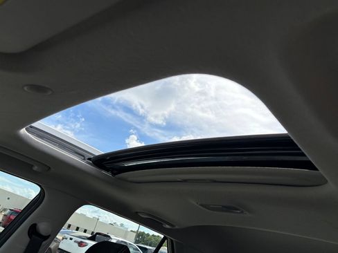 Used 2022 Hyundai Venue Limited FWD image 23