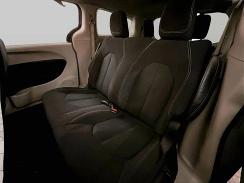 Used 2020 Chrysler Voyager L image 25