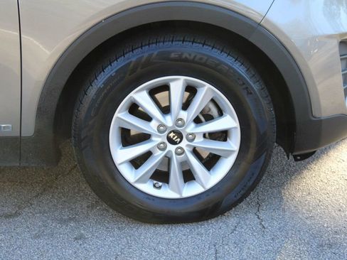 Used 2019 Kia Sorento AWD V6 image 32