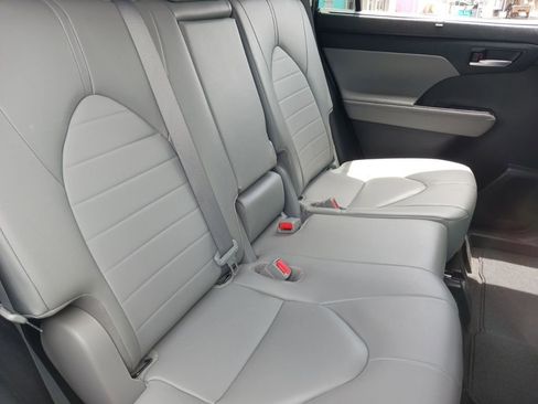 Used 2023 Toyota Highlander XLE FWD image 18