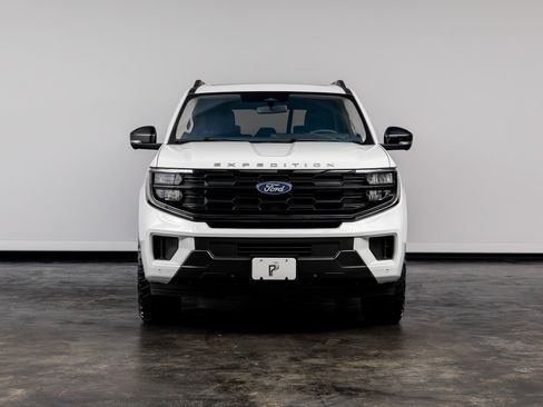 Used 2025 Ford Expedition Active AWD/4WD image 2