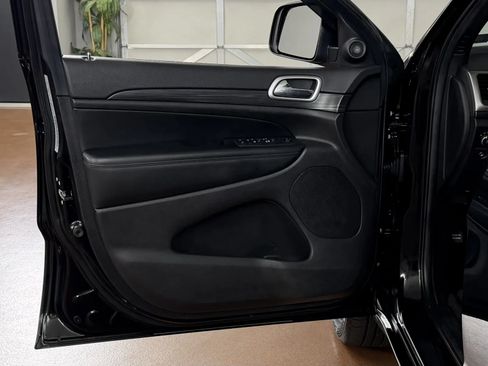 Used 2019 Jeep Grand Cherokee Altitude AWD/4WD image 15