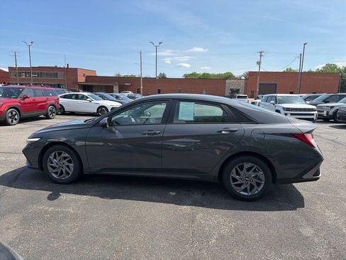 Used 2025 Hyundai Elantra Hybrid FWD image 4