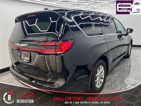 Used 2023 Chrysler Pacifica Touring-L FWD image 7