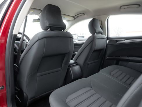 Used 2017 Ford Fusion SE image 24