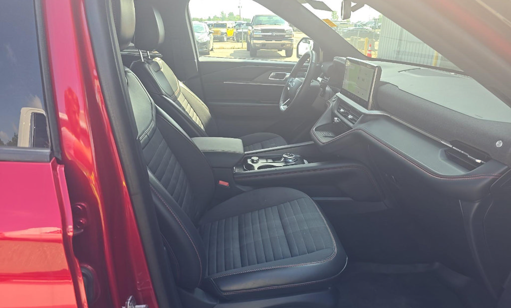 Used 2025 Ford Explorer ST-Line w/ ST-Line Street Pack AWD/4WD image 4