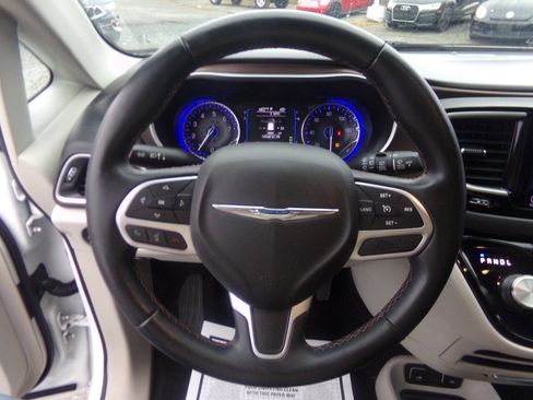 Used 2017 Chrysler Pacifica Touring-L image 18