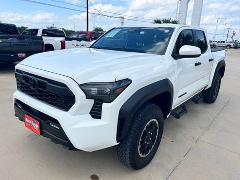 Used 2025 Toyota Tacoma TRD Off-Road AWD/4WD image 3