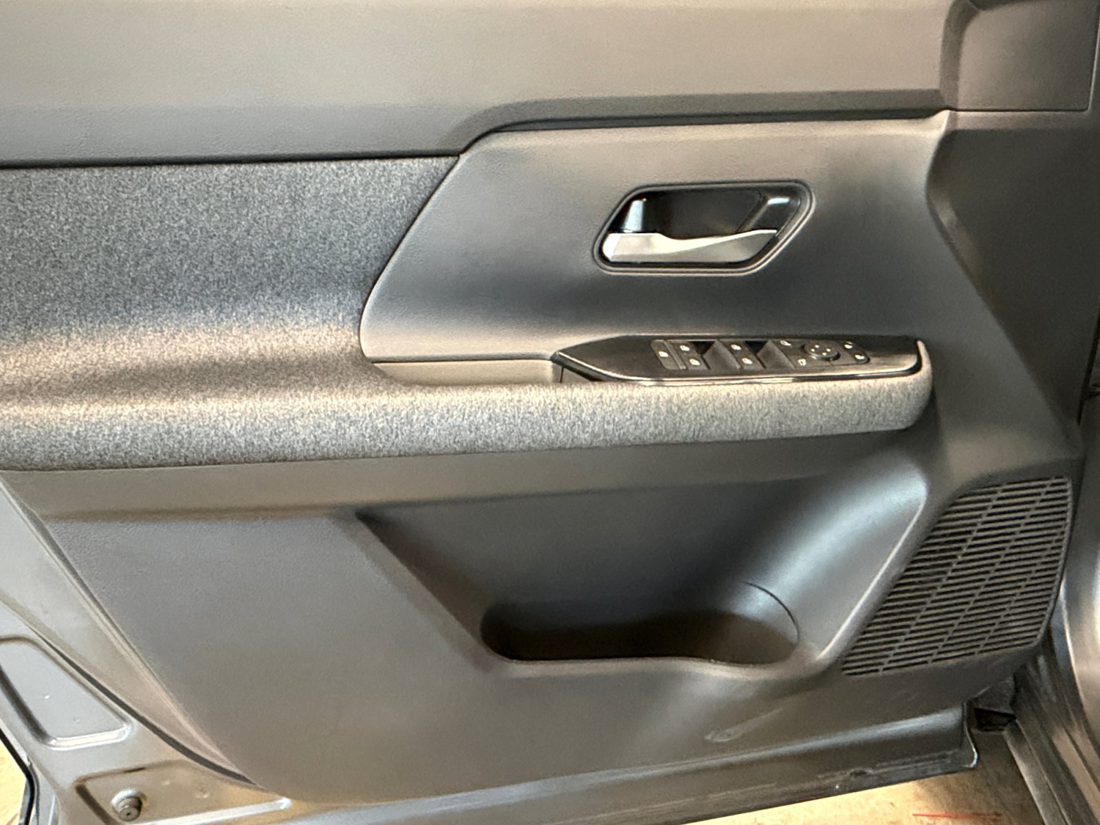 Used 2025 Nissan Kicks SV FWD image 27