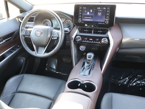 Used 2022 Toyota Venza XLE image 16