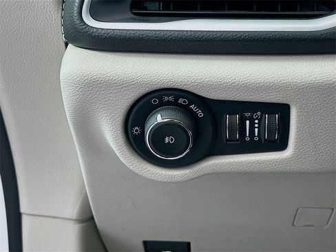 Used 2024 Chrysler Pacifica Select image 10