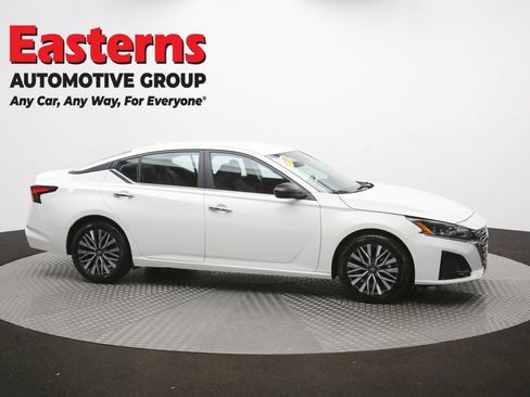 Used 2025 Nissan Altima 2.5 SV FWD image 46