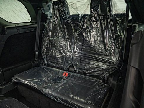 New 2026 Land Rover Discovery Dynamic SE image 32