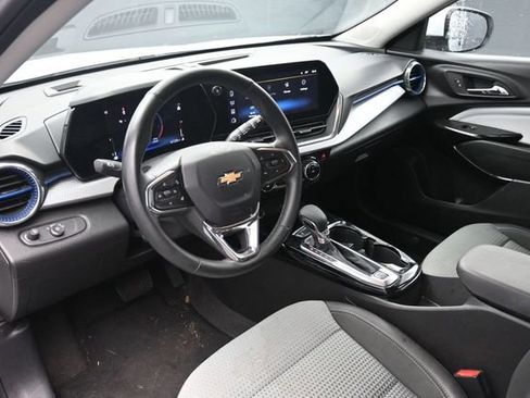 Used 2025 Chevrolet Trax LT w/ LT Convenience Package FWD image 13