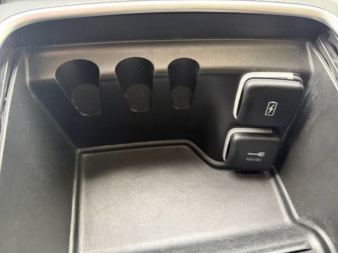 Used 2023 Chrysler Pacifica Limited FWD image 21