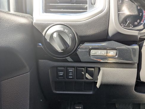 Used 2021 Nissan Titan SV w/ SV Convenience Package image 20