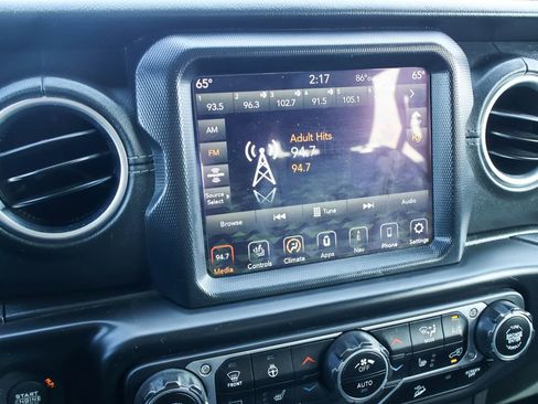 Used 2020 Jeep Wrangler Unlimited Sahara image 5