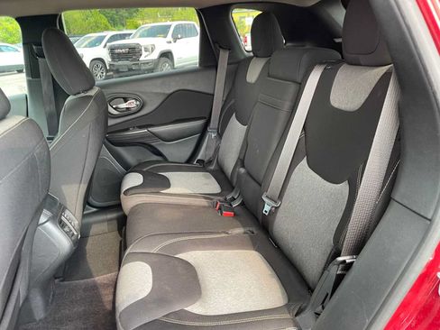 Used 2017 Jeep Cherokee Sport FWD image 20