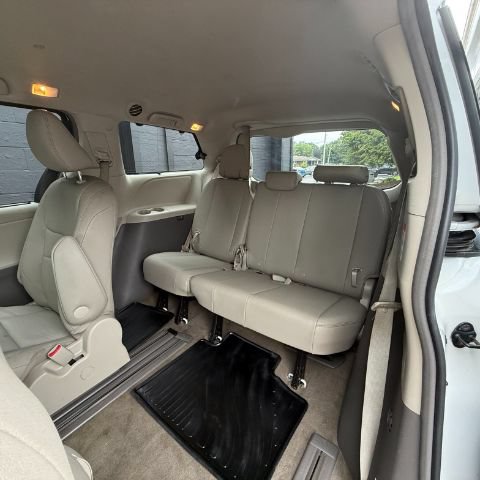 Used 2017 Toyota Sienna XLE Premium FWD image 13