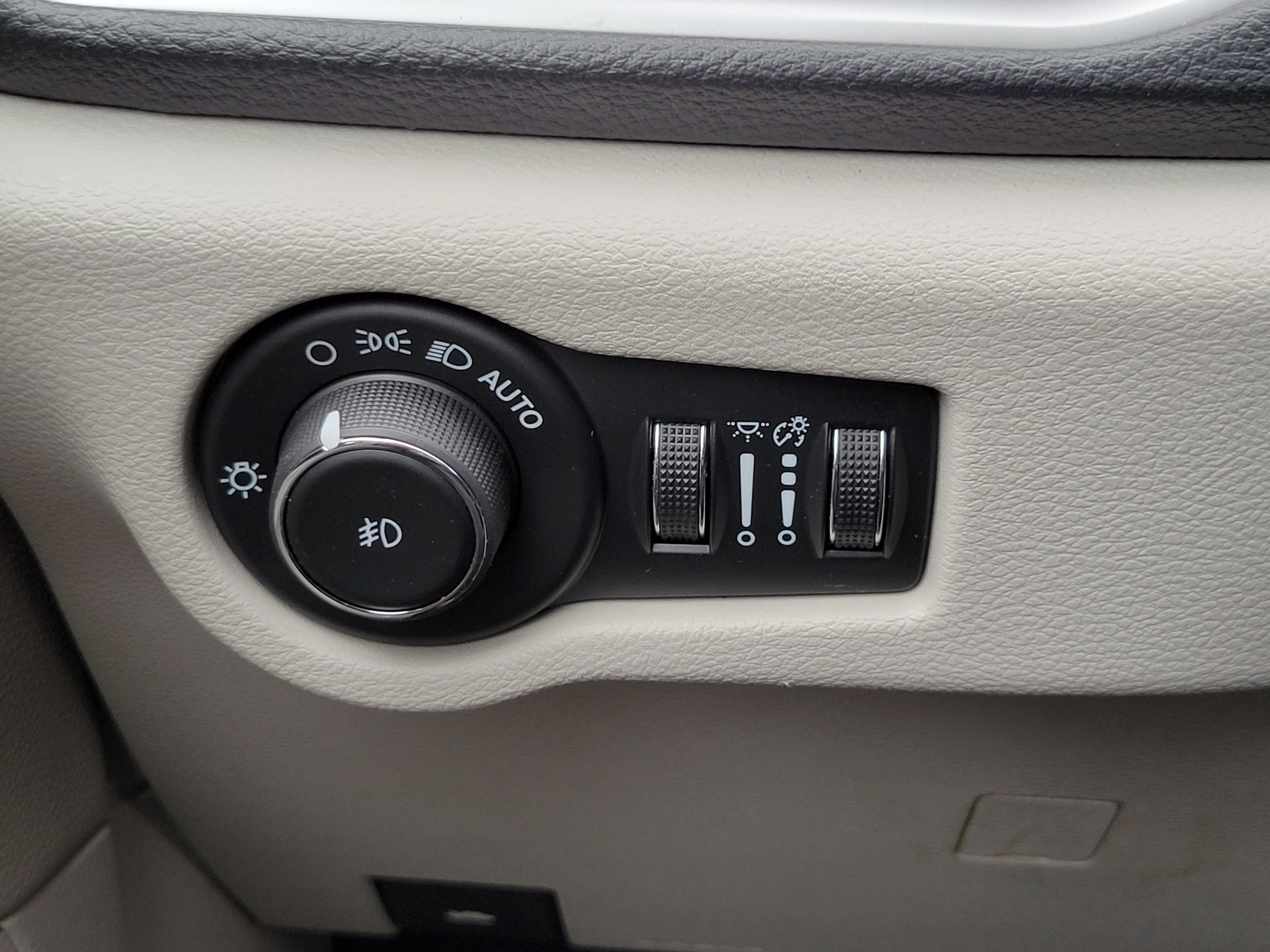 Used 2024 Chrysler Pacifica Touring-L FWD image 11