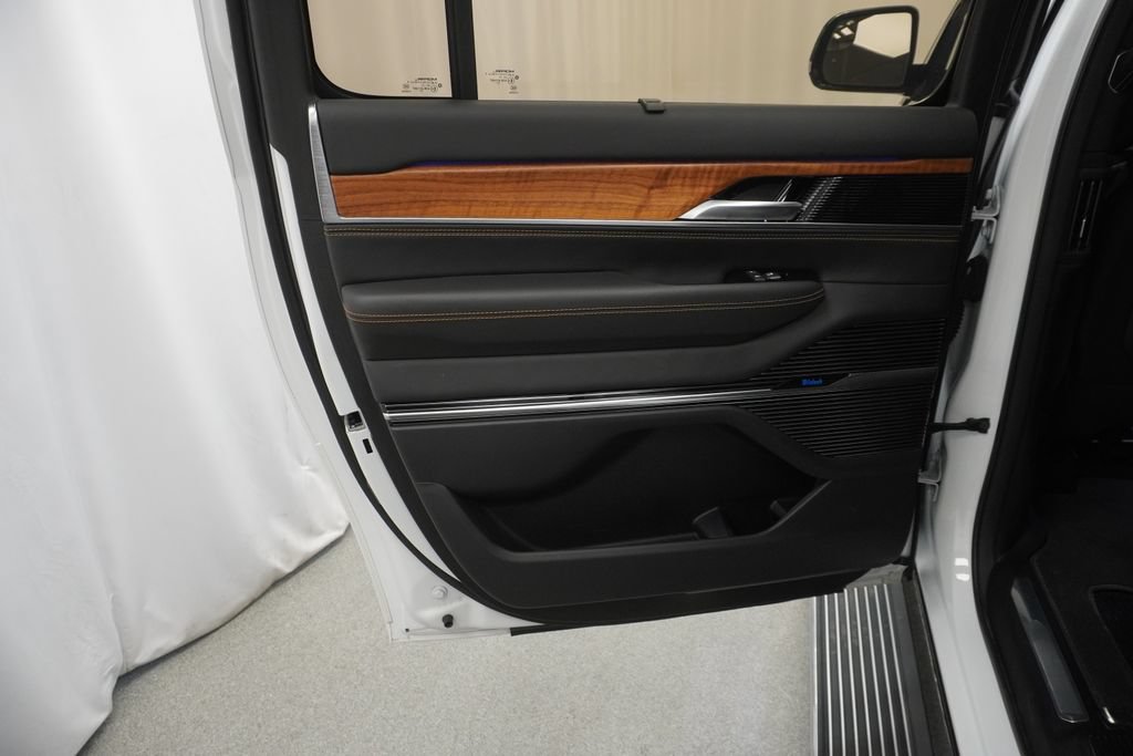 Used 2023 Jeep Grand Wagoneer L Series III w/ HD Trailer Tow Package AWD/4WD image 44