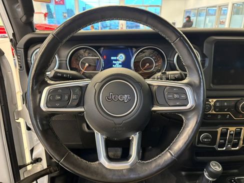 Used 2019 Jeep Wrangler Unlimited Sahara image 18