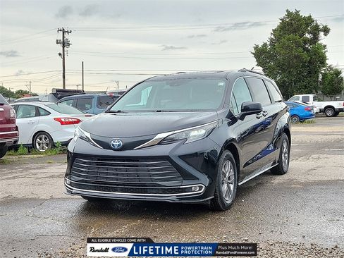 Used 2024 Toyota Sienna XLE image 2