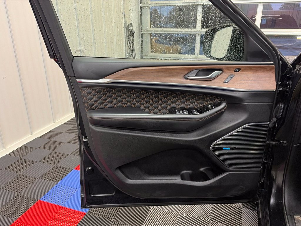 Used 2023 Jeep Grand Cherokee Summit w/ Luxury Tech Group V AWD/4WD image 11