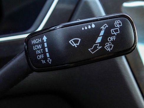 Used 2022 Volkswagen Tiguan SE w/ Panoramic Sunroof Package image 29