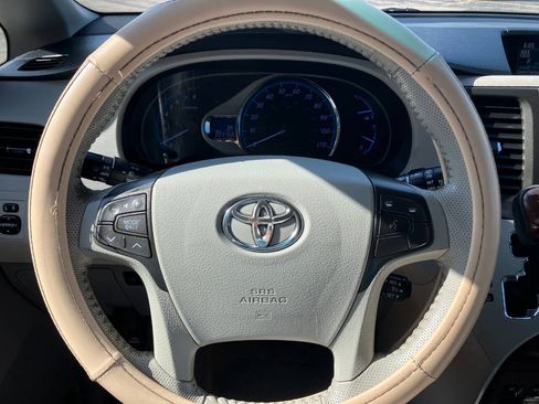 Used 2012 Toyota Sienna XLE FWD image 17