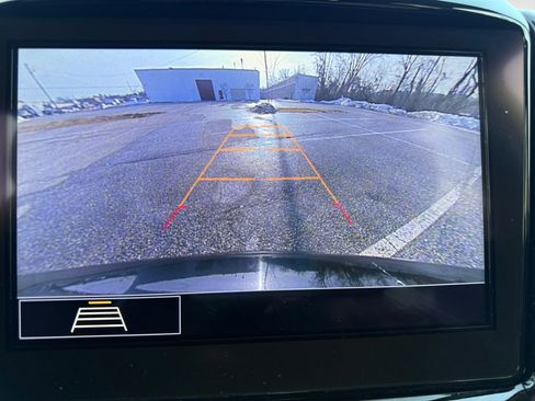 Used 2021 Chevrolet Traverse LT image 17