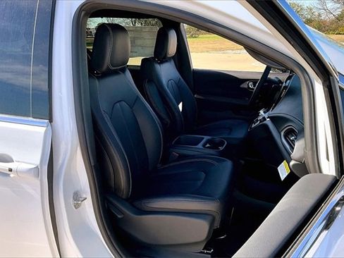 New 2026 Chrysler Pacifica Select image 11