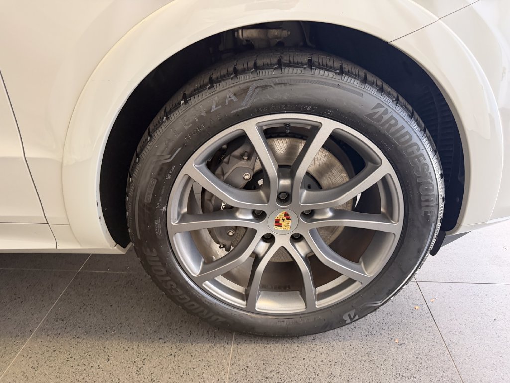 Certified 2024 Porsche Cayenne Coupe AWD/4WD image 13