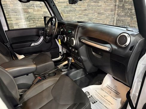 Used 2018 Jeep Wrangler Unlimited Sahara w/ Connectivity Group image 28