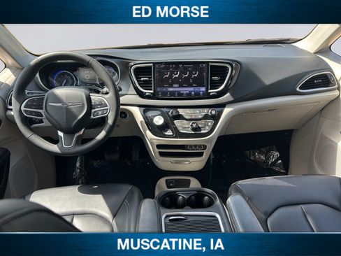 Used 2023 Chrysler Pacifica Touring-L FWD image 10