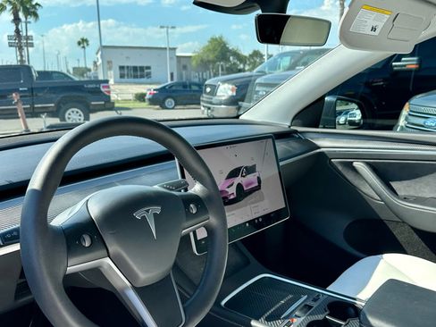 Used 2022 Tesla Model Y Long Range image 2