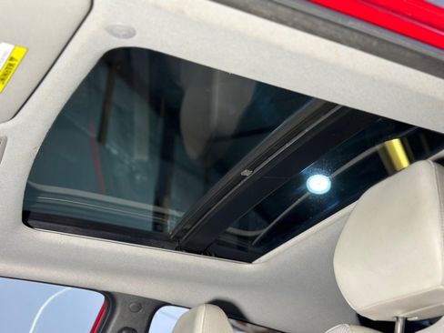 Used 2013 Hyundai Veloster w/ Style Pkg image 21