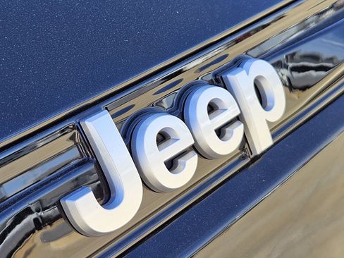 New 2026 Jeep Grand Cherokee Laredo image 12