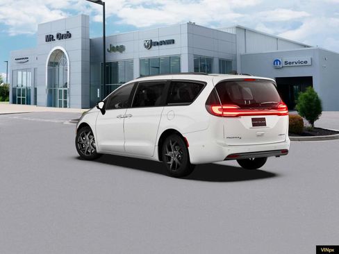 New 2027 Chrysler Pacifica Limited FWD image 4