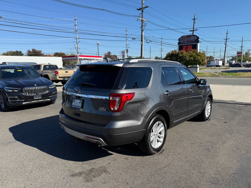 Used 2017 Ford Explorer XLT FWD image 6