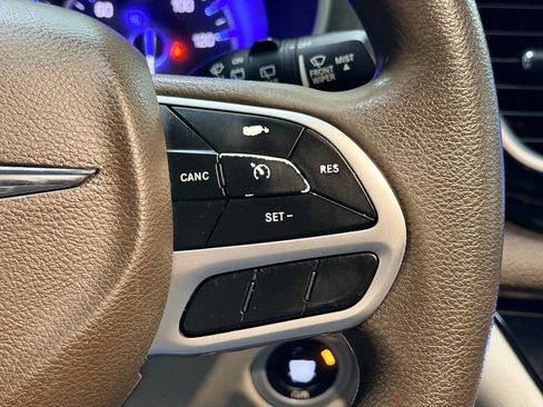 Used 2017 Chrysler Pacifica Touring FWD image 31