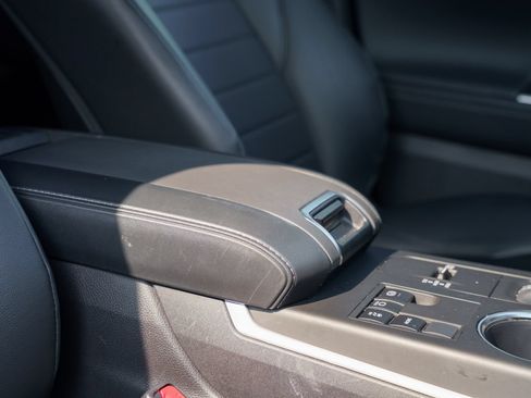 Used 2023 Toyota Highlander XLE FWD image 12