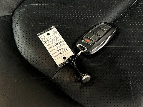 Used 2024 Chrysler Pacifica Limited FWD image 41