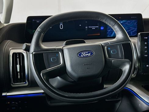 Used 2025 Ford Expedition Platinum image 18