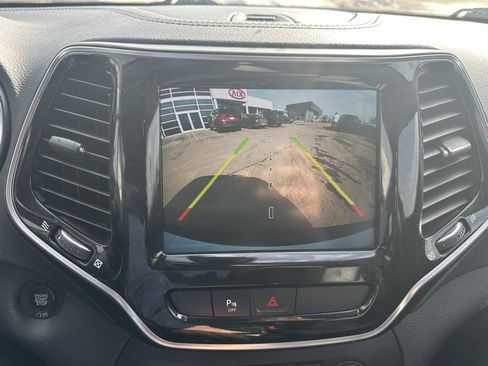 Used 2019 Jeep Cherokee Limited image 14