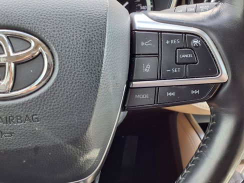 Used 2021 Toyota Highlander Limited image 16